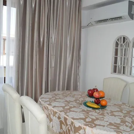 Inviting Space With A Beautiful Layout Lejlighed