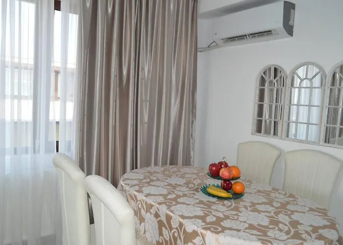 Inviting Space With A Beautiful Layout Lejlighed